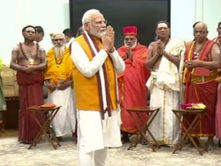 “புதிய நாடாளுமன்றத்தில் தமிழ்நாட்டு செங்கோல்..” தமிழ் மறைகள் ஓத… பிரதமர் மோடி வைத்தார்