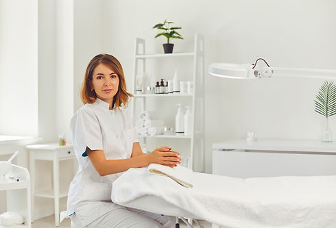 Esthéticienne dans son salon de beauté