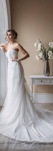 Aphrodite silk strapless fishtail gown and Alena tulle and lace appliqués detachable skirt from the Principium Collection. Karl Bratby Photography.