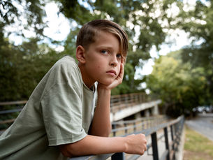 Estudo pioneiro com CBD isolado em meninos autistas indica potencial terapêutico na socialização.