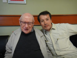 神父與鄔志偉 (1976 學生會主席).JPG