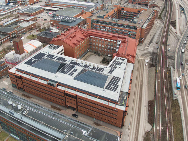 Vesikattoremontti Sörnäistenkatu 1: Urbaania kattorakentamista Helsingin sydämessä