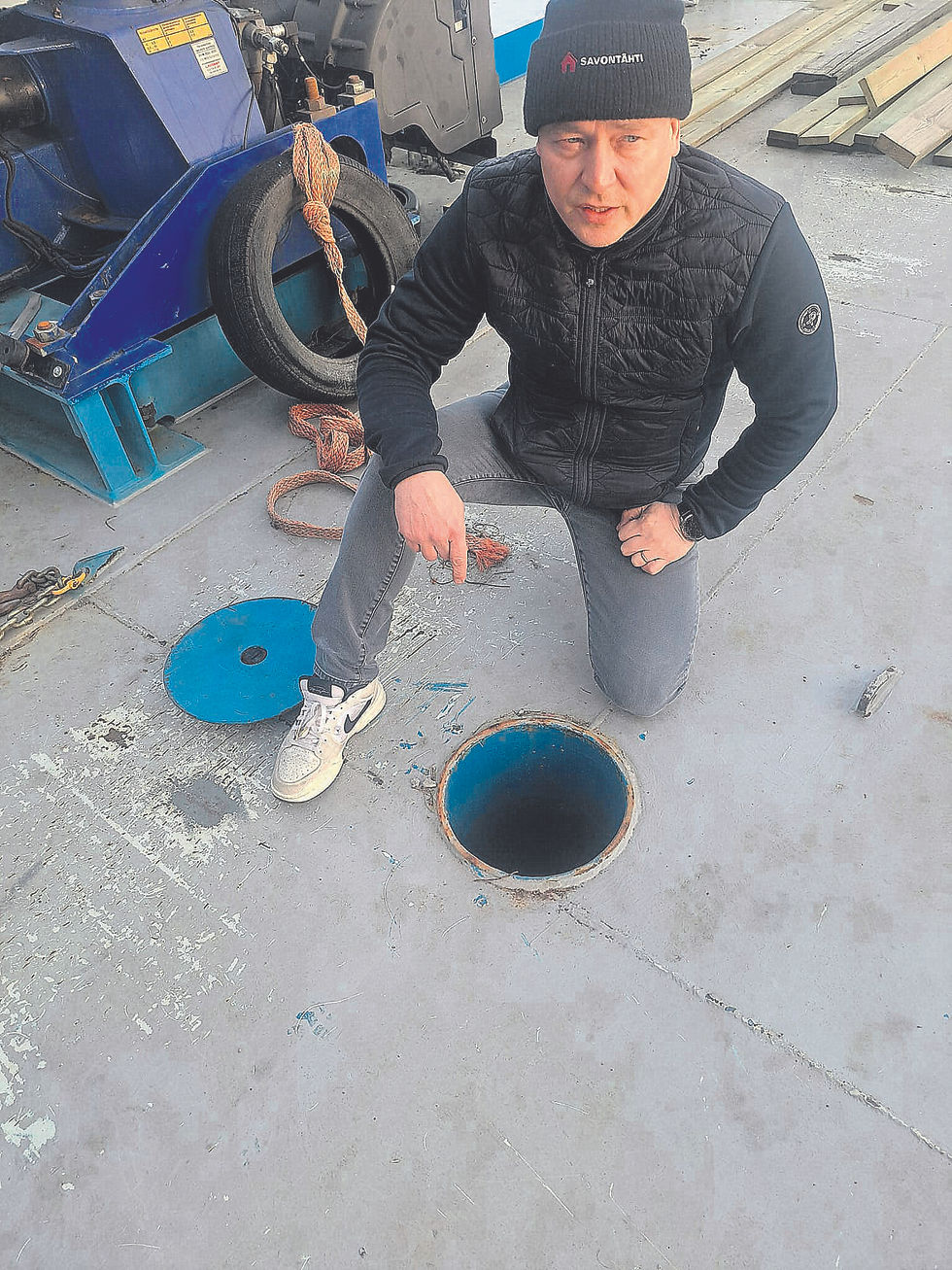 Apukka aluksen erikoisuutena on keskellä sedimentti porausreikä, jonka avulla voi kannen läpi turvallisesti tutkia järven pohjaa, tehdä koeporauksia ja ottaa näytteitä.