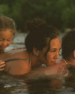 Familie in het water van een rivier, genietend van een zomerse dag, fotogravji