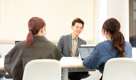 マーケティングチームの社員がブランド理解や店舗リサーチを行う様子