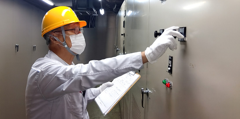 電気保安作業中の高齢男性