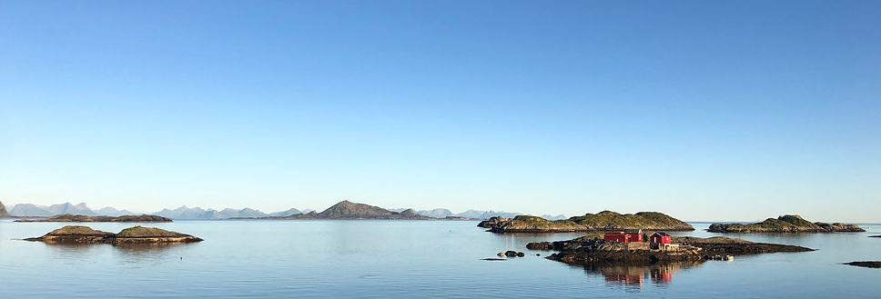 Küstenlandschaft mit Bergen. Meer und rote Fischerhäuser