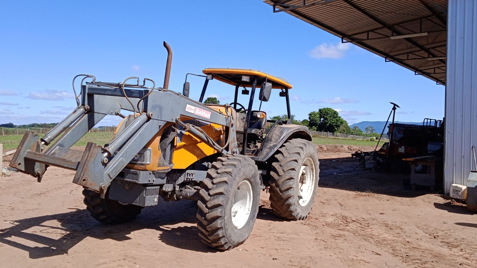 Valtra BM 110 com conjunto