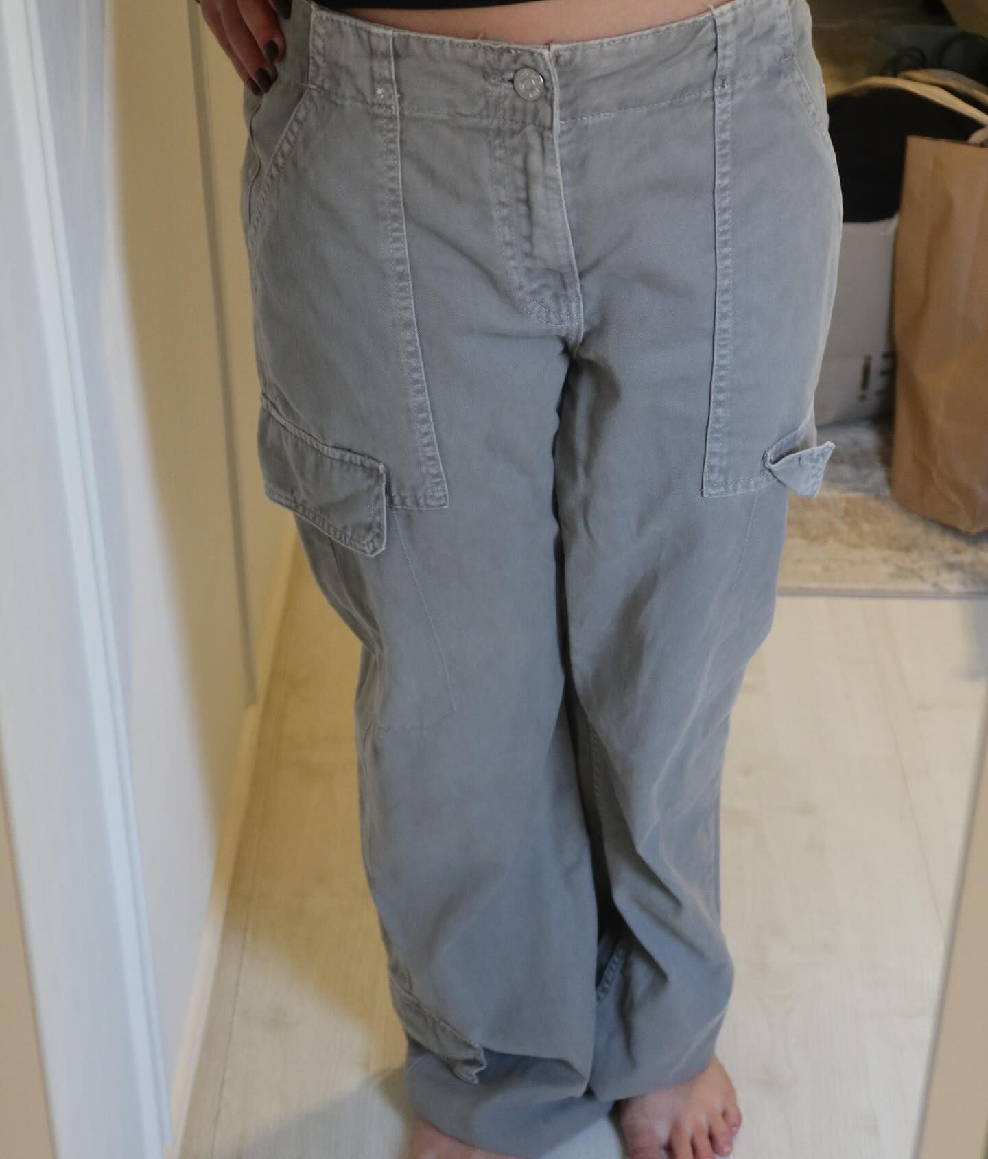 Calça cinza com detalhe atrás Zara 