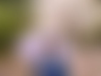 4月中旬、たっぷりと潤いを含んだ雨の中を散歩する女性。