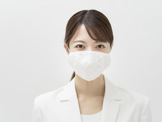 口元が見えない。マスク生活の弊害。