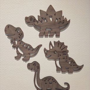 Søde træfigurer til et drengeværelse – traktor og dinosaurer!