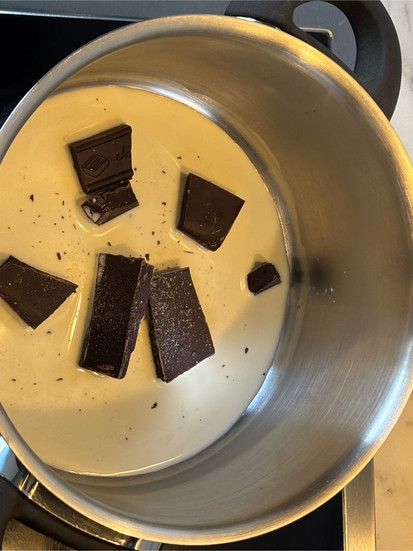 melting chocolate in heavy cream