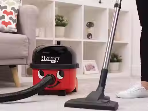 Stofzuiger Henry in het rood