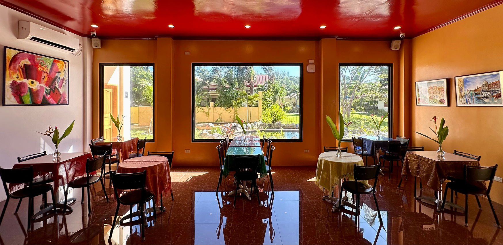 Strutz Art Café with paintings of Theo Strutz