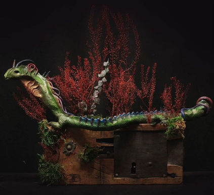 créature imaginaire et fantastique.sculpture et végétaux stabilisés