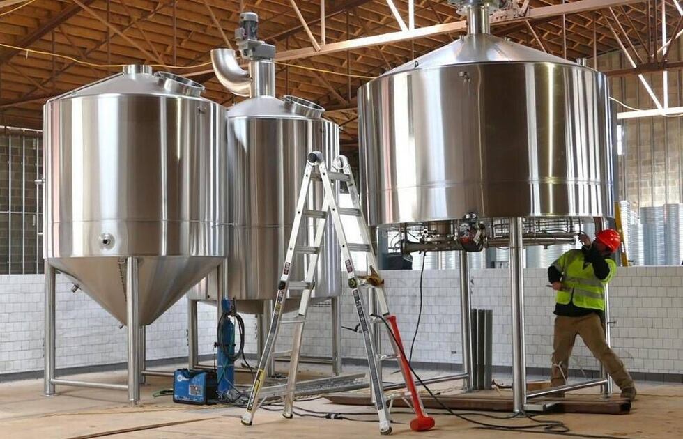 Tank installation, brewery installation