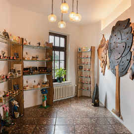 Hofladen der Klützer Mühle, hier gibt es unter anderem Fruchtaufstriche, Senf, Brände, Punsch, Schmalz und vieles mehr