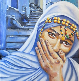C’est l’histoire de la rencontre de mes deux grandes passions : la photographie et la peinture. C’est l’histoire d’un tableau né d’un voyage, d’une lumière, d’une ville bleue qui ne ressemble à aucune autre : Chefchaouen.
Tout commence par une commande destinée à illustrer le Maroc lors d’une exposition de robes de mariée. L’organisateur de cet événement était aussi le parrain du Dialogue artistique France–Maroc – Chefchaouen, mai 2018, un parcours artistique déployé dans les ruelles étroites, sur les façades azurées, au détour des escaliers et des petites places de la médina.
Au fil de ce périple, j’ai capturé des images : des regards, des gestes, des couleurs, des fragments de vie suspendus dans le bleu. De ces photographies et de mon imagination est né le tableau « Dans les rues de Chefchaouen », où se mêlent architecture, mystère, humanité et lumière.
Ce petit film retrace la genèse de cette œuvre : les photos qui l’ont inspirée, les premières esquisses, les hésitations, les choix de couleurs, les couches successives… jusqu’à la dernière touche qui scelle le dialogue entre la réalité capturée et la vision peinte.
