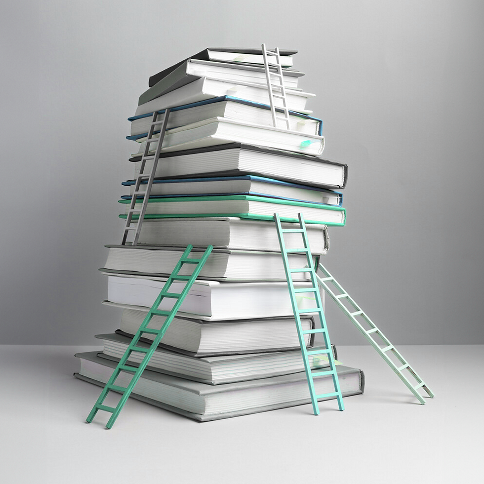 pilha de livros com escadas posicionadas para simbolizar a ascensão a partir do conhecimento