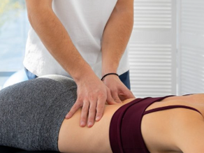 Douleurs lombaires à Renaix ? Pourquoi la douleur ne révèle pas toujours l’origine du problème.