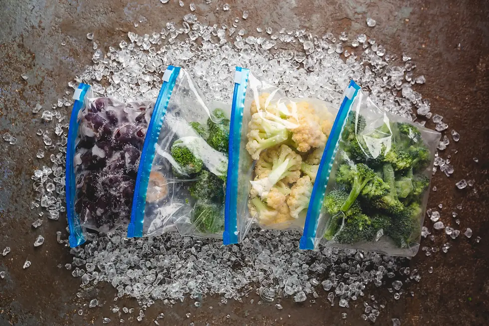 varias verduras separadas en bolsas de plástico que están congeladas