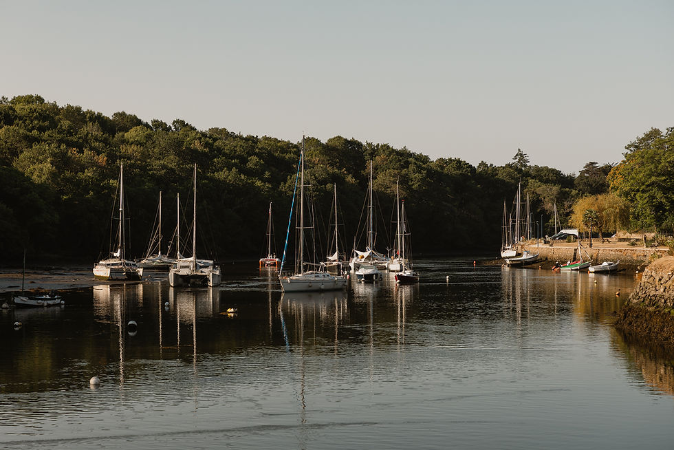 Vue panoramique du port et de la rivière Aven à Pont-Aven, en Bretagne