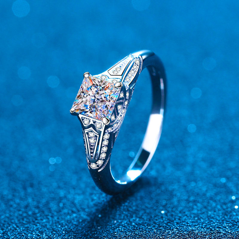 الصورة المصغرة: 2CT Princess Cut Moissanite Engagement Ring Diamond Solitaire Ring with Accents 