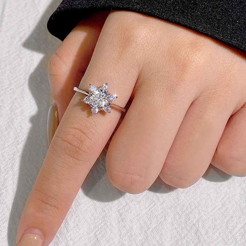 الصورة المصغرة: Glamorous Luxury 1CT Moissanite Diamond Gemstone Snowflake Rings for Women Gf