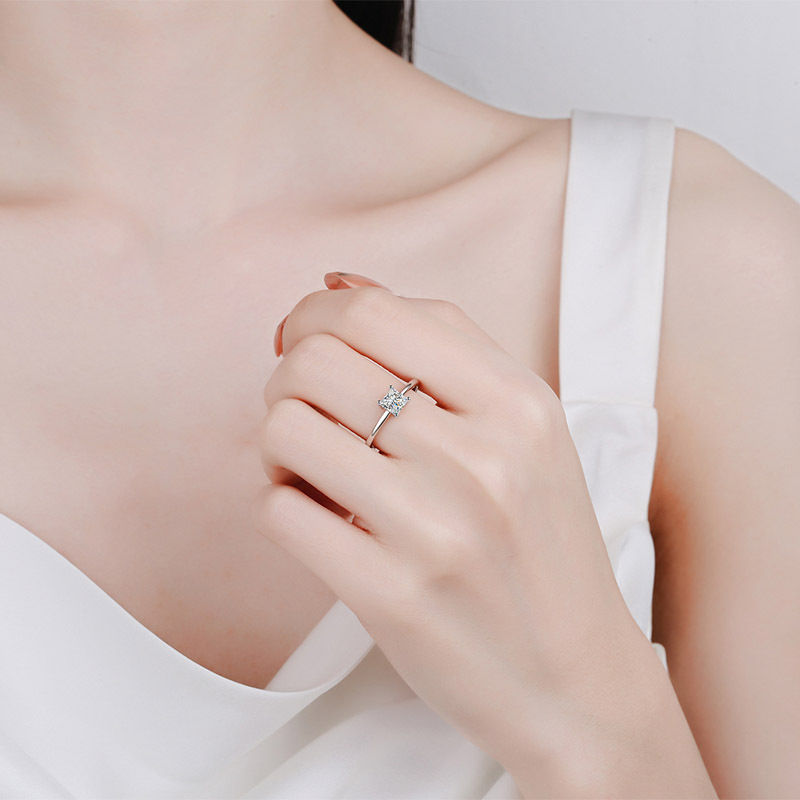 Miniaturbild: Custom 0.6 Carat Princess Cut Moissanite Rings Anniversary Wedding Ring Box