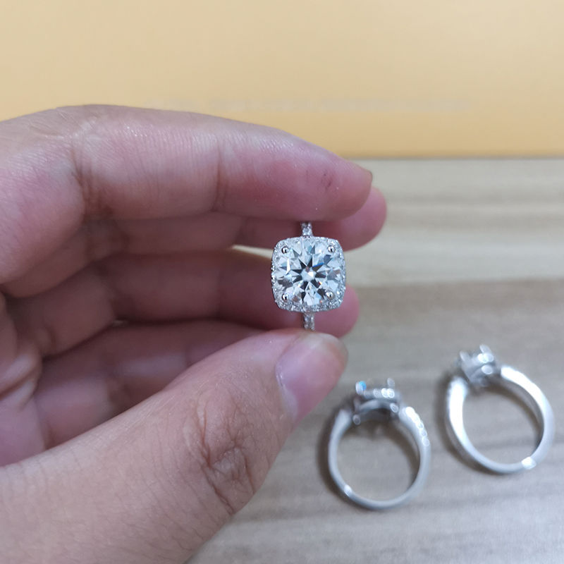 الصورة المصغرة: 100% Lab Moissanite Engagement Ring 1-3 Carat Round Brilliant Diamond Square Hal