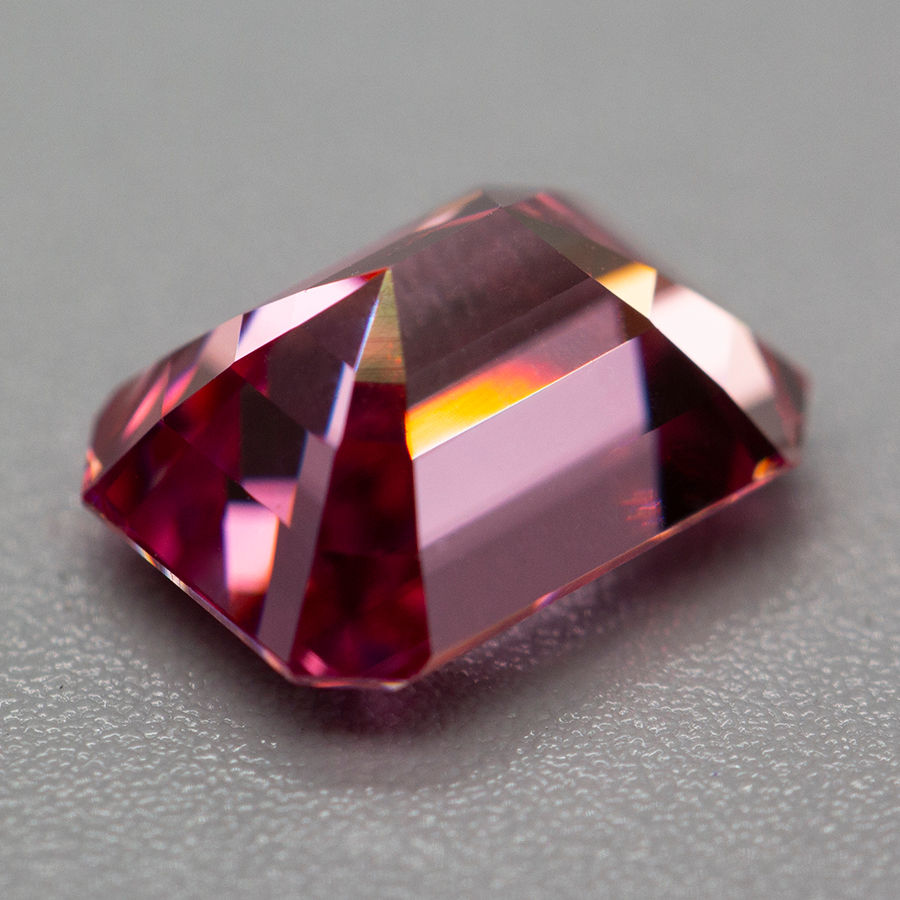 Miniaturbild: Pink Color Emerald Cut Moissanite Stone with Certificate VVS1 Moissanite Lab