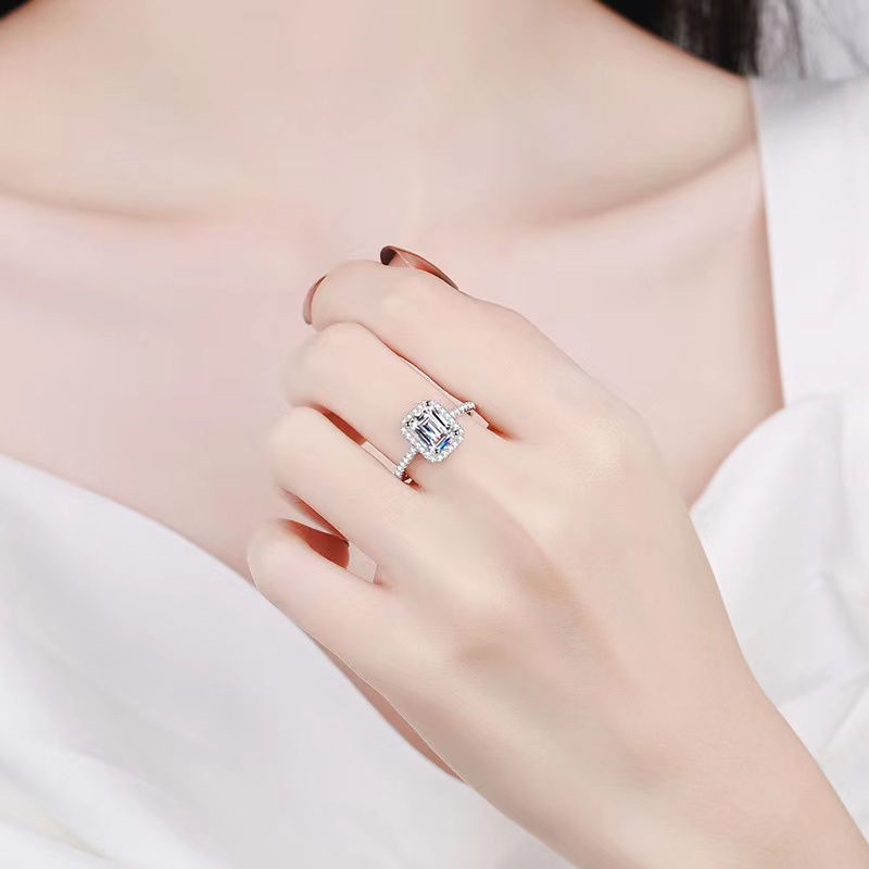 الصورة المصغرة: GRA Certified Radiant Cut Moissanite Rings For Women 2CT Clear Diamond Proposal 
