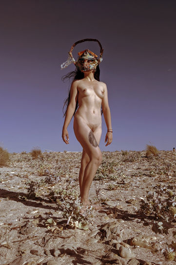 modèle masqué marchant à la plage créé par l'artiste Savagner