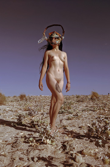 modèle masqué marchant à la plage créé par l'artiste Savagner