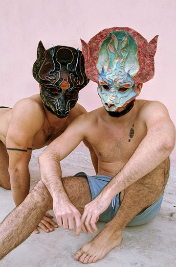 Portrait de deux hommes assis portant un masque artistique