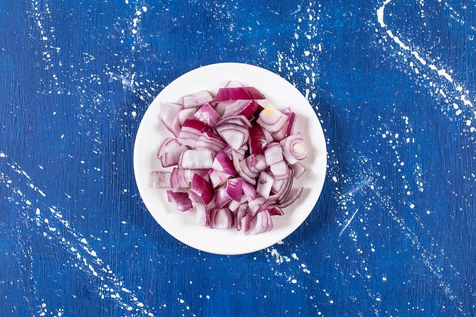 white-plate-sliced-purple-onions-marble-surface.jpg
