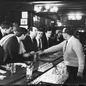 GIORNO PER GIORNO 21 aprile - Colazione da Tiffany’s, Sip-in al Julius Bar