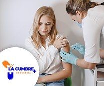 enfermera administrando una inyeccion en el brazo a mujer joven