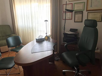 scrivania e poltrona studio.jpg