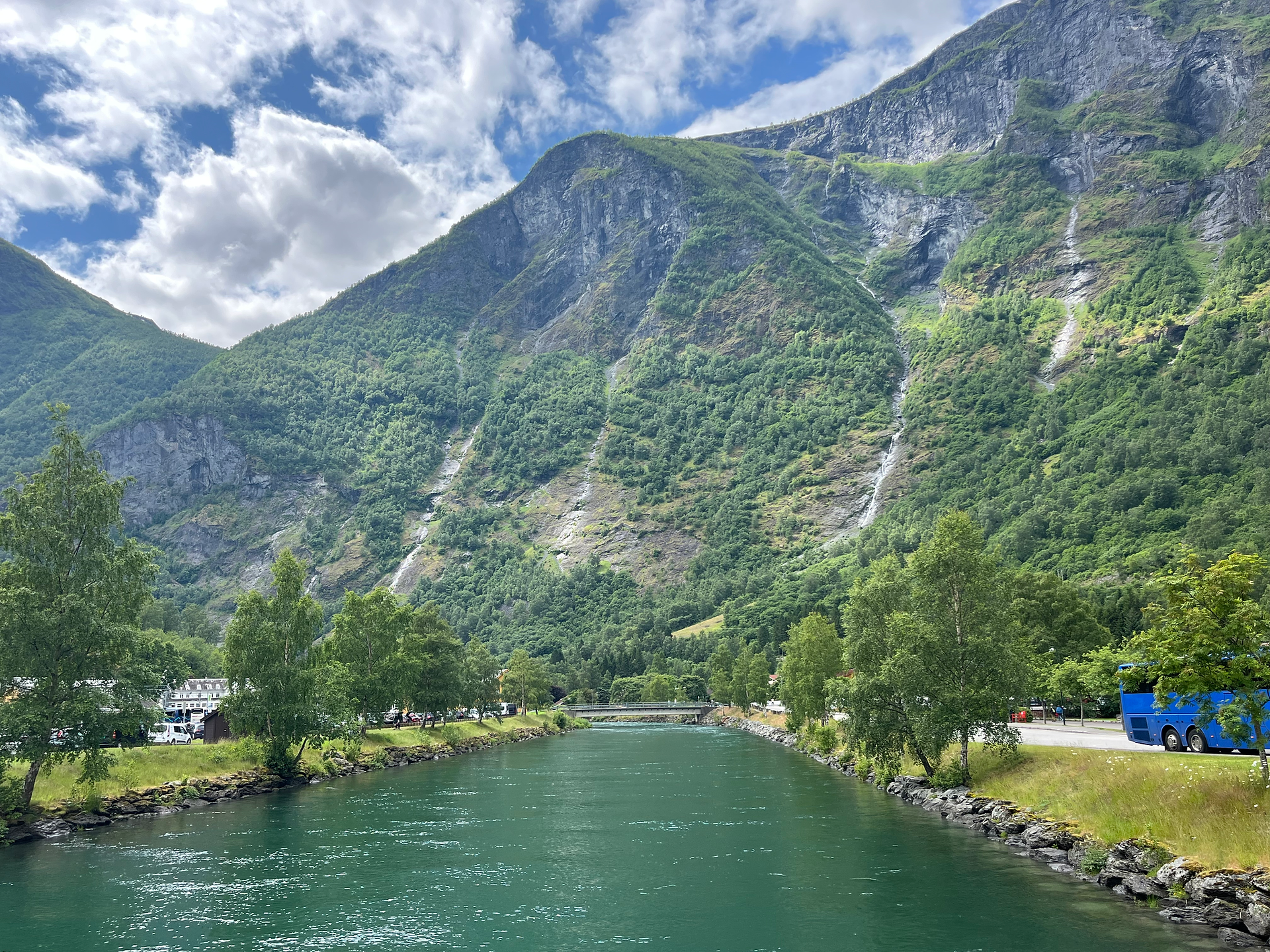 Udsigt over floder, bjerge og vandfald. En perfekt udflugt som viser de smukke udsigter der findes på roadtrip i scandinavien.