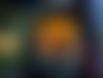 Dreng ligger i minicamperen med åben bagklap mens lyskæde og lampe er tændt. Hyggelig aftenstemning mens mørket falder på og mincamperen bliver til et hjem på hjul