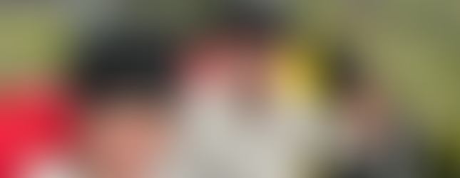 Par smiler begejstret mens de sidder i en lift med moutainbikes spændt bagpå. De er på vej op for at prøve downhill mountainbike i Hemsedal.