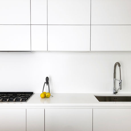 detalj av et moderne kjøkken helt i Corian