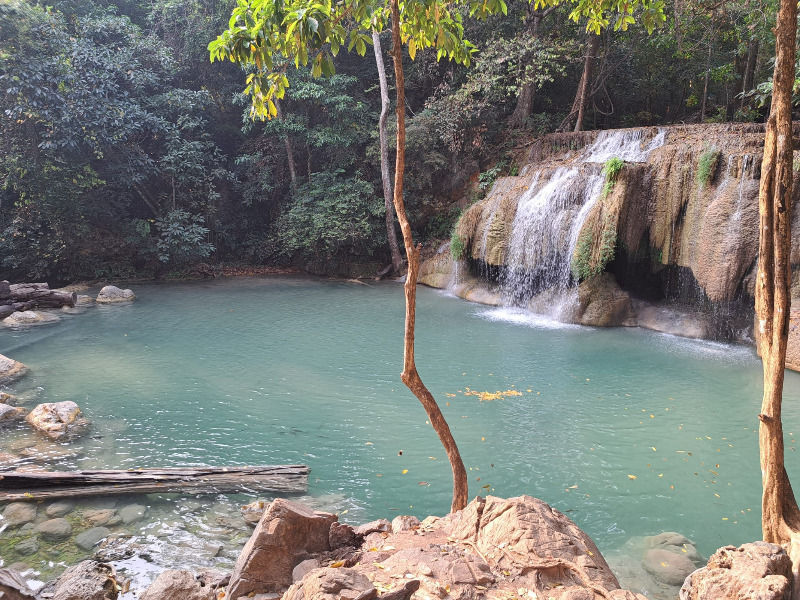 Einer der niedrigsten Wasserfälle in Erawan