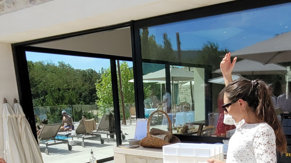 la jeune mariée fait sa pizza avec chef pizza le pizzaiolo à domicile de Lyon