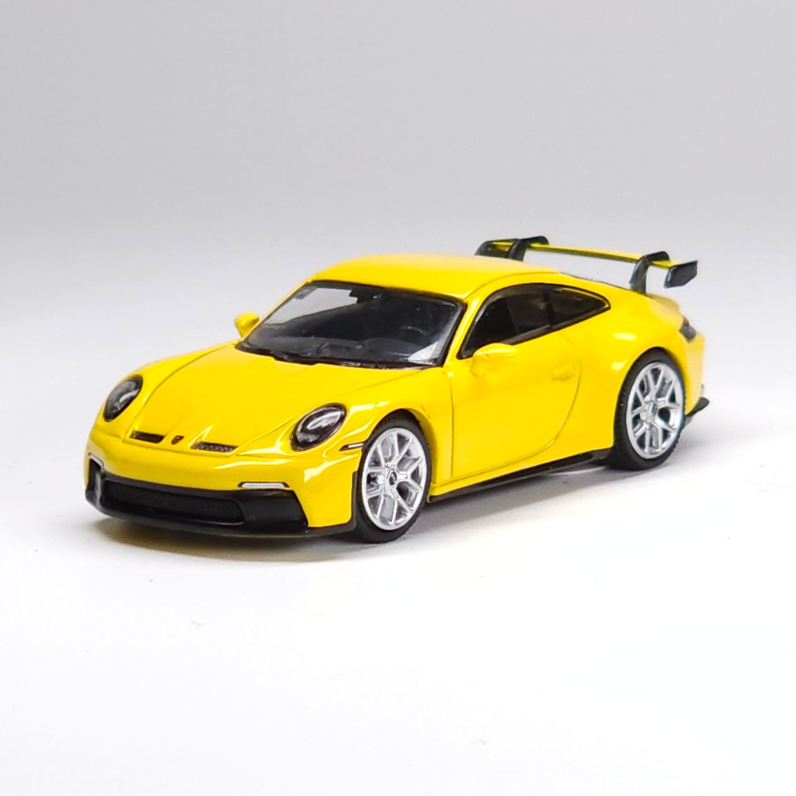 Mini GT Porsche 911 (992) GT3 Racing Yellow #565