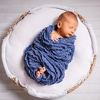 bébé enveloppé détendu