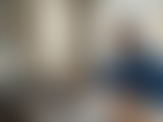 Un gestionnaire immobilier passe en revue les contrats pour un bureau basé en Suisse.