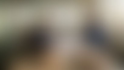 L’équipe en charge du projet immobilier échange autour des plans et réfléchit aux différentes solutions pour optimiser l’aménagement.